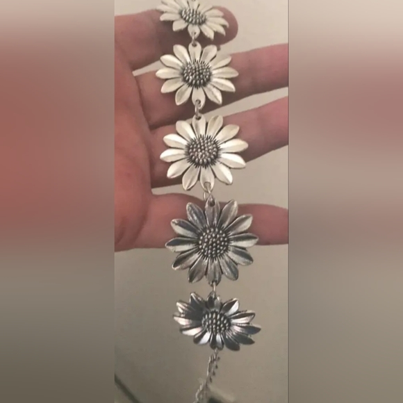 New beautiful Silver tone sunflower 7.5" to 9" adjustable bracelet - Picture 5 of 6